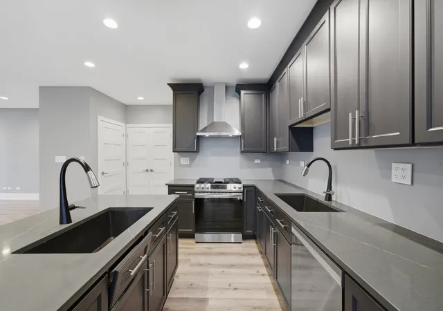 3rd image of 308 W Evergreen Ave, Chicago, IL 60610