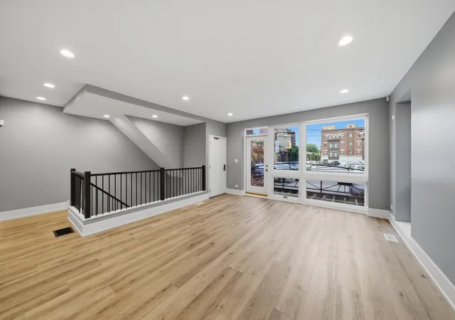 4th image of 308 W Evergreen Ave, Chicago, IL 60610