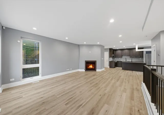 5th image of 308 W Evergreen Ave, Chicago, IL 60610