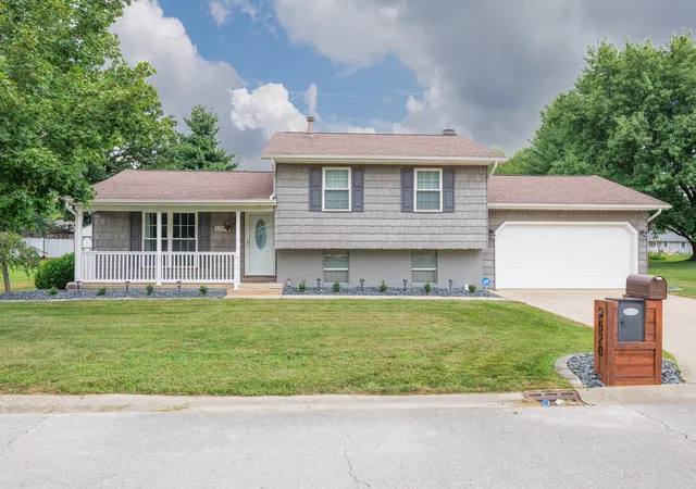 Homes for sale in Salem, IL | 520 Cottonwood Dr, Salem, IL 62881 | MLS# 12701829