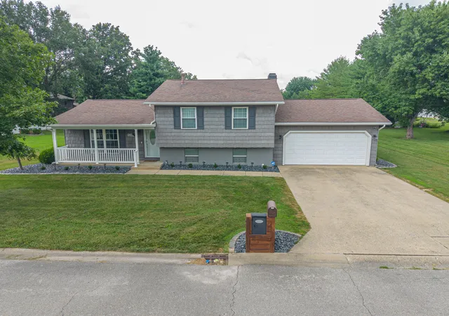 Homes for sale in Salem, IL | 520 Cottonwood Dr, Salem, IL 62881 | MLS# 12701829