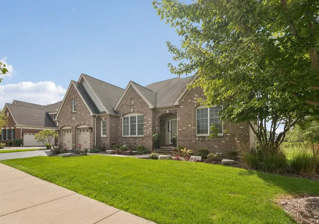 Photo 4 of Single family home for sale at 14 Championship Pkwy, Hawthorn Woods, IL 60047 | MLS# 12701895 | Listing updated on 2026-09-29