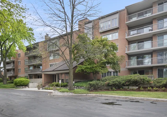 Homes for sale in Park Ridge, IL | 44 Park Ln #223, Park Ridge, IL 60068 | MLS# 12701978