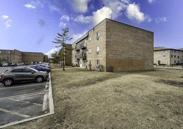 3rd image of 147 W Elk Trl, Carol Stream, IL 60188