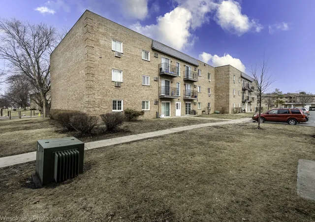 4th image of 147 W Elk Trl, Carol Stream, IL 60188