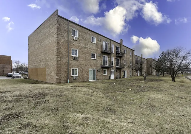 5th image of 147 W Elk Trl, Carol Stream, IL 60188