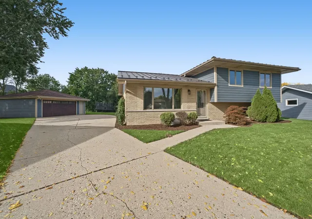 Photo 2 of Single family home for sale at 740 Terrace Ct, Schaumburg, IL 60193 | MLS# 12702073 | Listing updated on 2026-10-03
