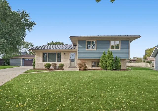Photo 3 of Single family home for sale at 740 Terrace Ct, Schaumburg, IL 60193 | MLS# 12702073 | Listing updated on 2026-10-03