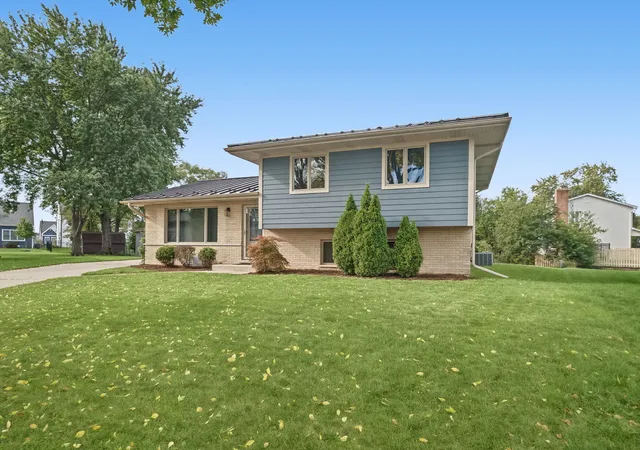 Photo 3 of Single family home for sale at 740 Terrace Ct, Schaumburg, IL 60193 | MLS# 12702073 | Listing updated on 2026-10-03