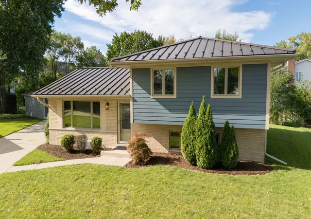 Photo 4 of Single family home for sale at 740 Terrace Ct, Schaumburg, IL 60193 | MLS# 12702073 | Listing updated on 2026-10-03