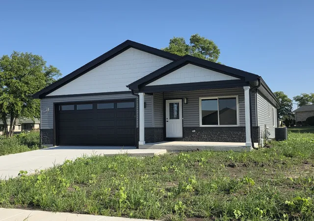3rd image of 406 E Butler Ave, Grant Park, IL 60940 | MLS# 12702107