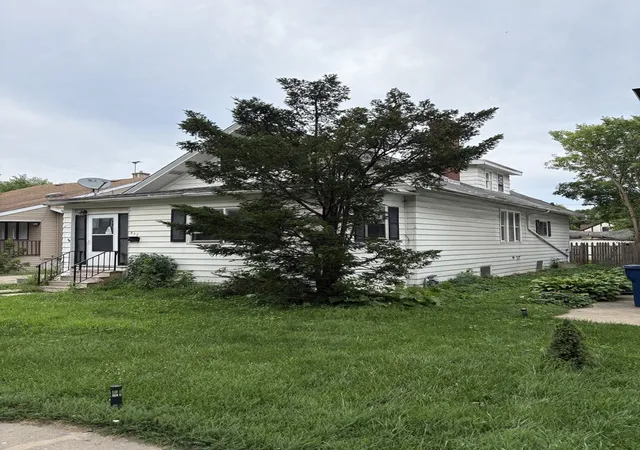 3rd image of 837 Hickory St, Waukegan, IL 60085 | MLS# 12702160