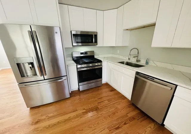 Photo 4 of Single family home for sale at 808 Sunset Cir, Streamwood, IL 60107 | MLS# 12702173 | Listing updated on 2026-09-24