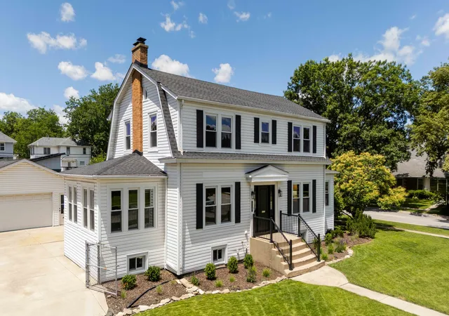 3rd image of 210 S Grace St, Lombard, IL 60148 | MLS# 12702181