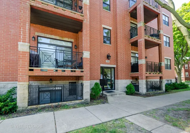 Homes for sale in Chicago, IL | 2551 W Arthur Ave #2E, Chicago, IL 60645 | MLS# 12702211