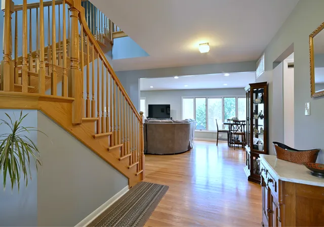 4th image of 823 Milbeck Ave, Elk Grove Village, IL 60007 | MLS# 12702223