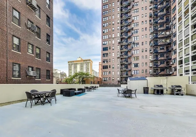 2nd image of 1100 N Lake Shore Dr, Chicago, IL 60611