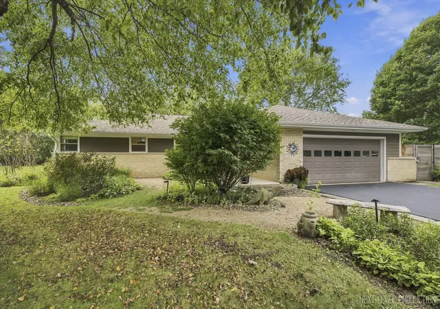Photo 1 of Single family home for sale at 24 W Stonegate Dr, Prospect Heights, IL 60070 | MLS# 12702290 | Listing updated on 2026-09-24
