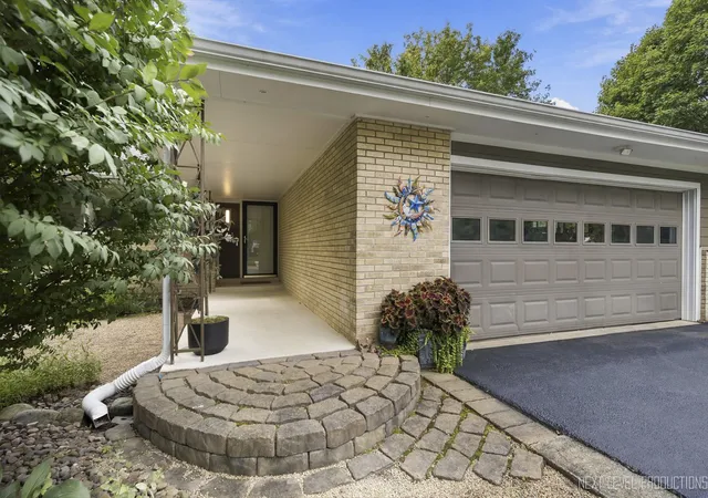 Photo 2 of Single family home for sale at 24 W Stonegate Dr, Prospect Heights, IL 60070 | MLS# 12702290 | Listing updated on 2026-09-24