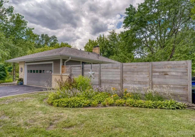 Photo 3 of Single family home for sale at 24 W Stonegate Dr, Prospect Heights, IL 60070 | MLS# 12702290 | Listing updated on 2026-09-24