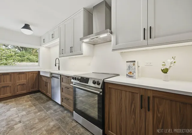 Photo 4 of Single family home for sale at 24 W Stonegate Dr, Prospect Heights, IL 60070 | MLS# 12702290 | Listing updated on 2026-09-24