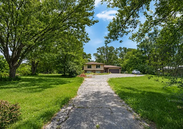Photo 2 of Single family home for sale at 3914 Raycraft Rd, Woodstock, IL 60098 | MLS# 12702310 | Listing updated on 2026-09-06