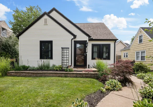 Photo 1 of Single family home for sale at 2514 23rd A Ave, Moline, IL 61265 | MLS# 12702328 | Listing updated on 2026-07-17