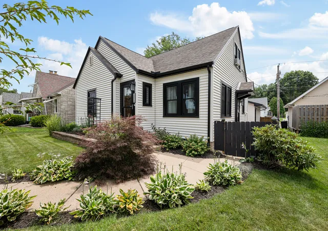 Photo 2 of Single family home for sale at 2514 23rd A Ave, Moline, IL 61265 | MLS# 12702328 | Listing updated on 2026-07-17