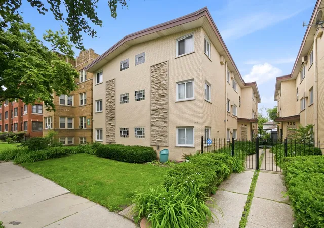 Homes for sale in Oak Park, IL | 714 N Austin Blvd #202, Oak Park, IL 60302 | MLS# 12702355