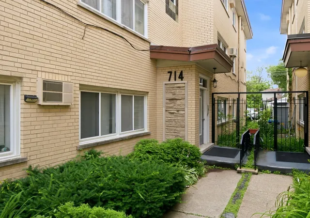 Homes for sale in Oak Park, IL | 714 N Austin Blvd #202, Oak Park, IL 60302 | MLS# 12702355