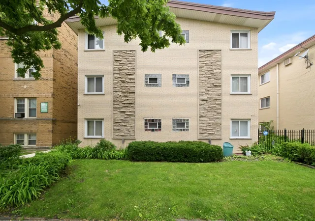 Homes for sale in Oak Park, IL | 714 N Austin Blvd #202, Oak Park, IL 60302 | MLS# 12702355