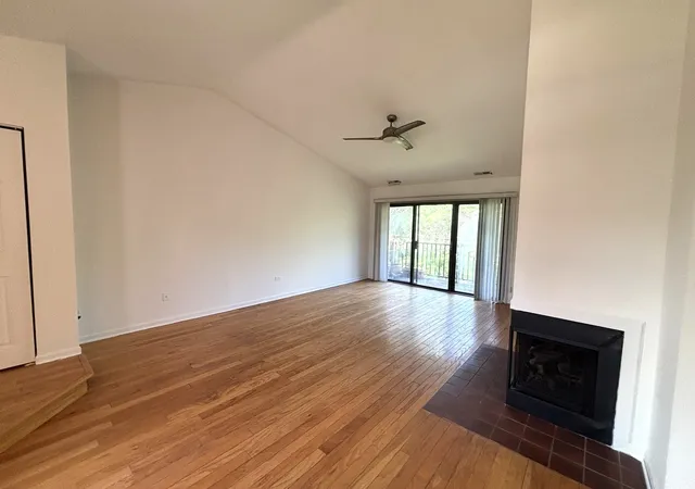 3rd image of 382 Sandhurst Cir, Glen Ellyn, IL 60137