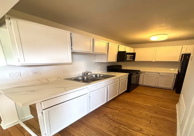4th image of 382 Sandhurst Cir, Glen Ellyn, IL 60137
