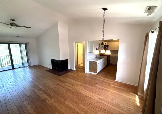 5th image of 382 Sandhurst Cir, Glen Ellyn, IL 60137