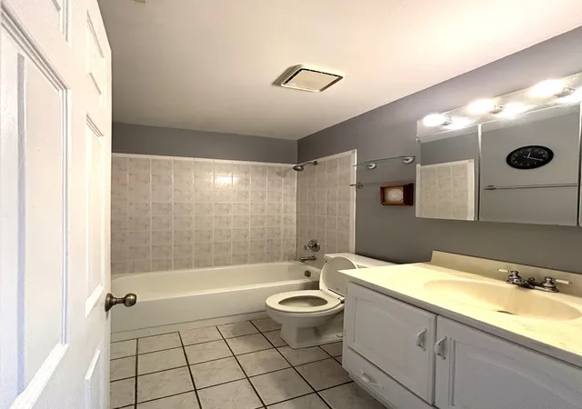 2nd image of 382 Sandhurst Cir, Glen Ellyn, IL 60137