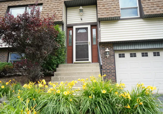 2nd image of 1751 President St, Glendale Heights, IL 60139 | MLS# 12702373