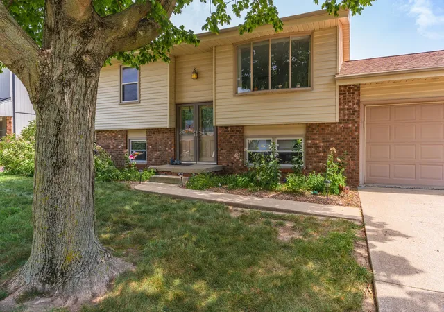 Photo 2 of Single family home for sale at 304 S Evergreen Ln, Bloomington, IL 61704 | MLS# 12702395 | Listing updated on 2026-07-29