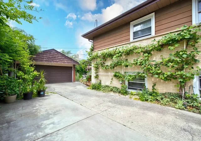 3rd image of 8936 N Elmore St, Niles, IL 60714 | MLS# 12702411