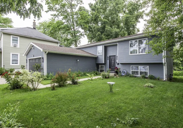2nd image of 320 S Martin Luther King Jr Ave, Waukegan, IL 60085 | MLS# 12702417