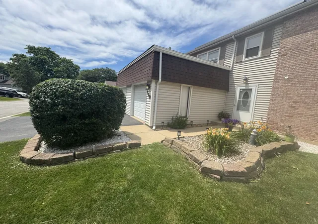 Photo 3 of Townhouse for sale at 140 Julie Rd, Bolingbrook, IL 60440 | MLS# 12702448 | Listing updated on 2026-09-28