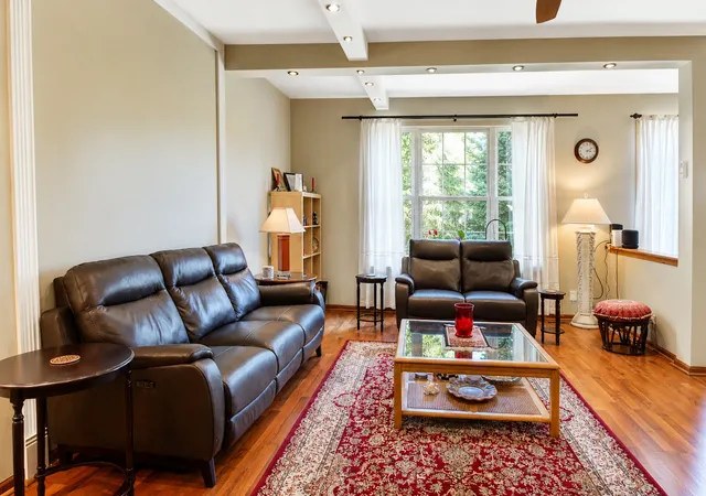 Photo 4 of Townhouse for sale at 383 Shadow Crk Dr, Vernon Hills, IL 60061 | MLS# 12702478 | Listing updated on 2026-08-09