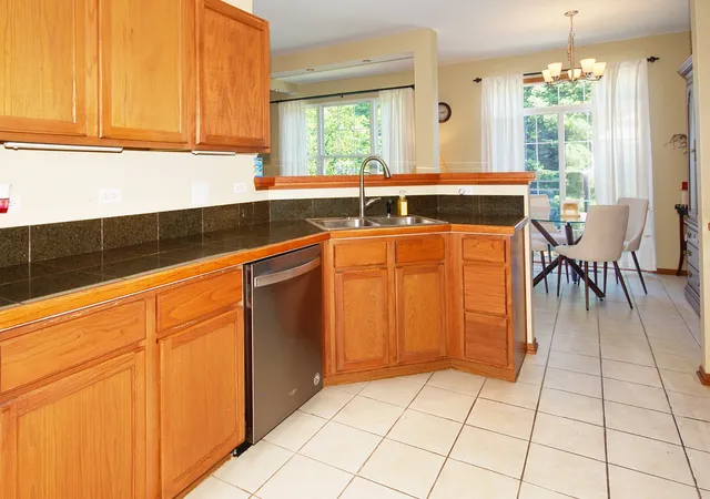 Photo 5 of Townhouse for sale at 383 Shadow Crk Dr, Vernon Hills, IL 60061 | MLS# 12702478 | Listing updated on 2026-08-09