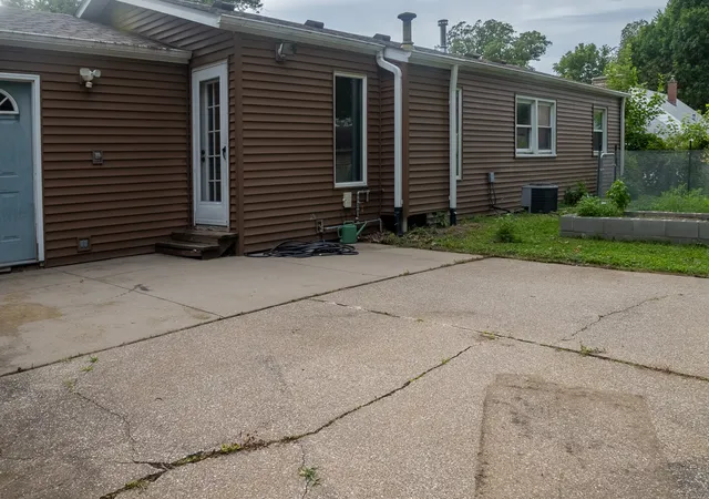 Photo 3 of Single family home for sale at 810 42nd Street, Moline, IL 61265 | MLS# 12702510 | Listing updated on 2026-09-16