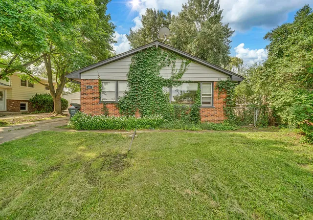 Photo 2 of Single family home for sale at 421 E Courtland St, Mundelein, IL 60060 | MLS# 12702556 | Listing updated on 2026-07-22