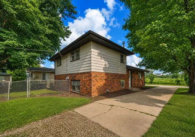 Photo 2 of Single family home for sale at 421 E Courtland St, Mundelein, IL 60060 | MLS# 12702556 | Listing updated on 2026-07-22