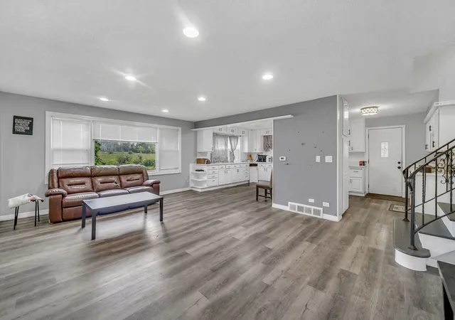 Photo 3 of Single family home for sale at 421 E Courtland St, Mundelein, IL 60060 | MLS# 12702556 | Listing updated on 2026-07-22