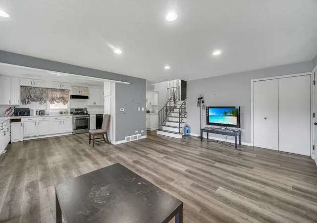Photo 4 of Single family home for sale at 421 E Courtland St, Mundelein, IL 60060 | MLS# 12702556 | Listing updated on 2026-07-22