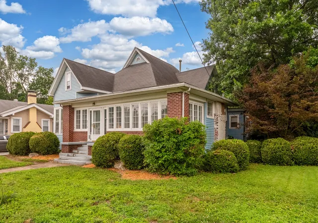 Homes for sale in Murphysboro, IL | 215 S 20Th St, Murphysboro, IL 62966 | MLS# 12702563