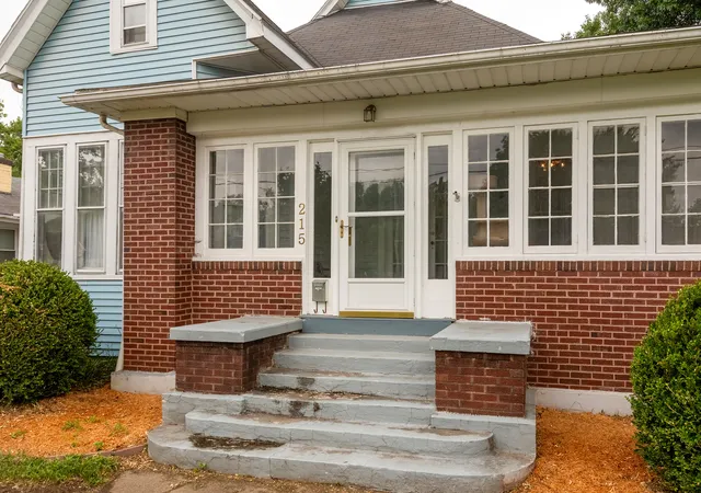 Homes for sale in Murphysboro, IL | 215 S 20Th St, Murphysboro, IL 62966 | MLS# 12702563