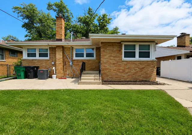 Homes for sale in Westchester, IL | 1446 Highridge Pkwy, Westchester, IL 60154 | MLS# 12702564